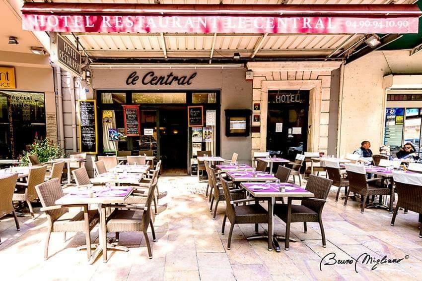 Hotel Restaurant Le Central Châteaurenard Kültér fotó